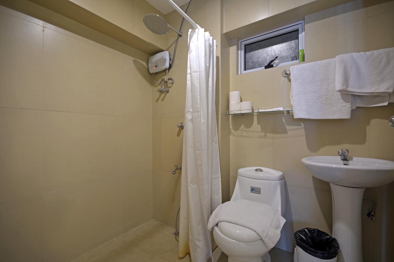 Victoria Soho Suites Манила Экстерьер фото